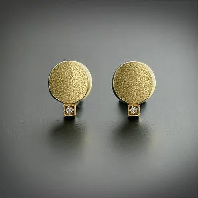 Classic linked gold earrings with stone