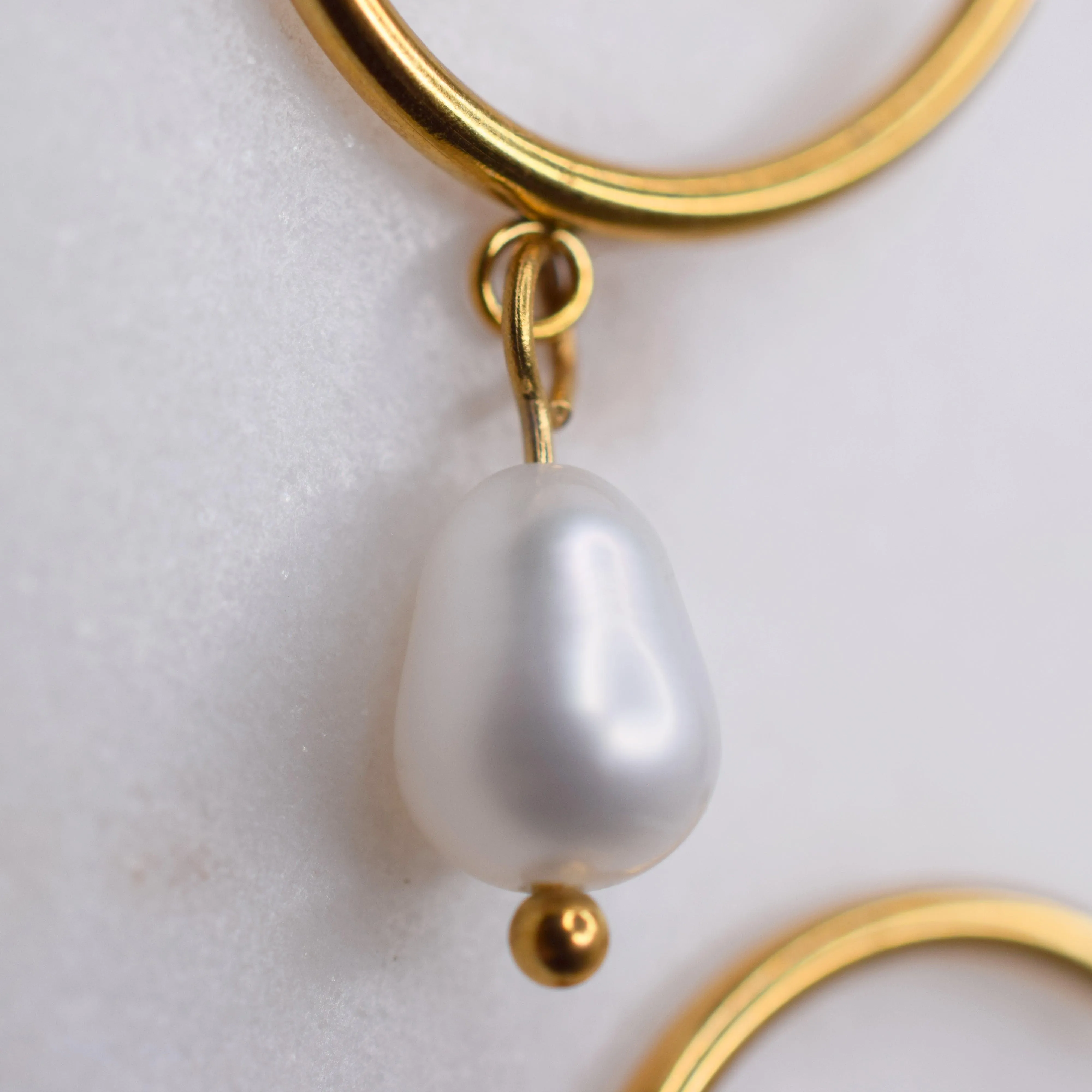 PEARL DANGLE SMALL HOOP EARRINGS IN GOLD