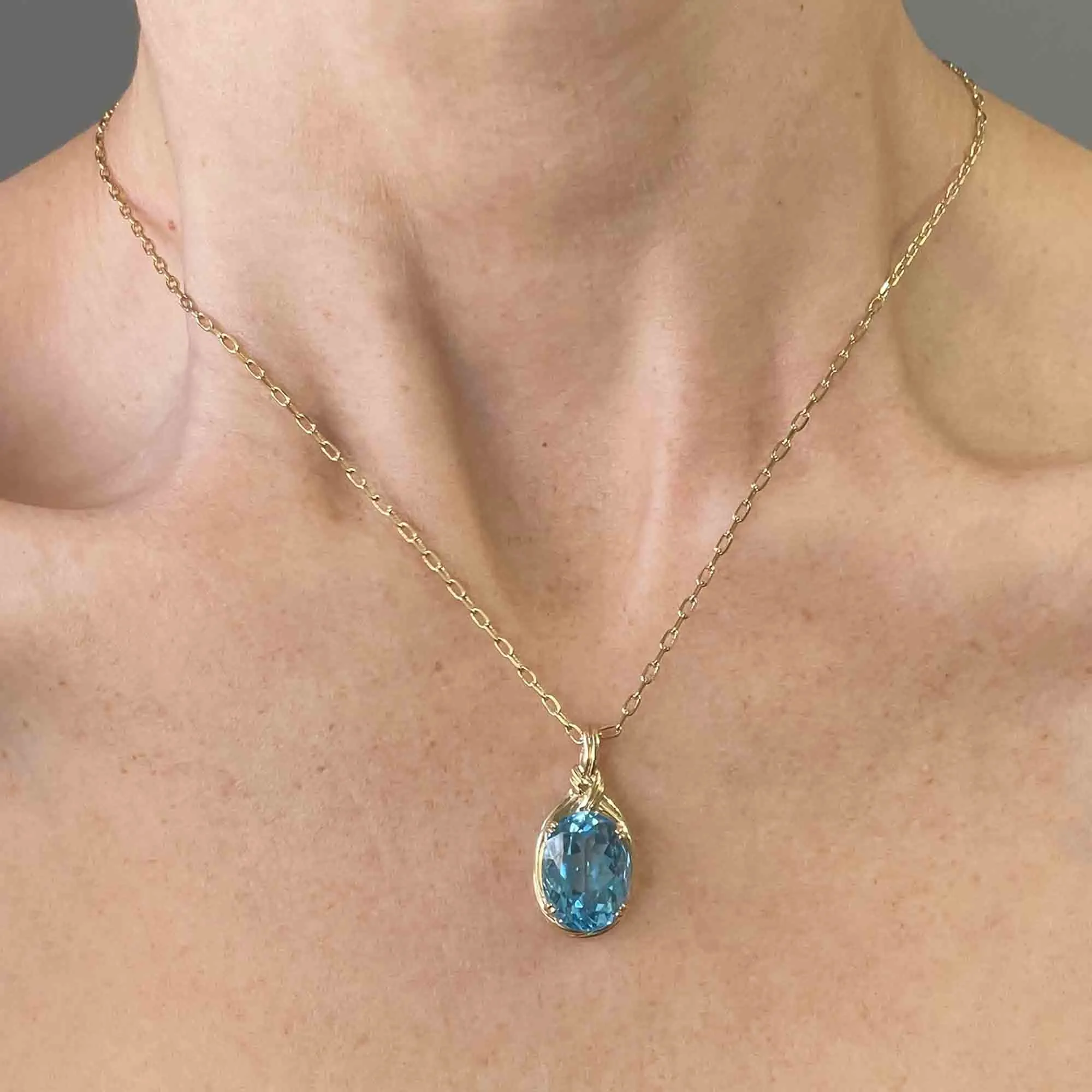 Vintage 10K Gold Knot Blue Topaz Pendant Necklace